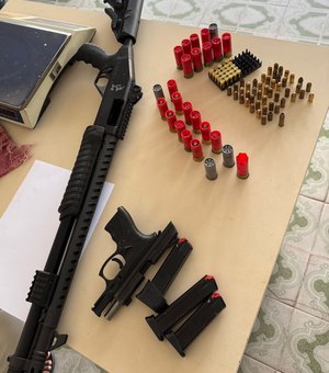 Polícia apreende armas de fogo e munições  no bairro Canafístula, em Arapiraca