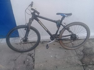 Crise de abstinência de drogas leva jovem a quebrar veículo