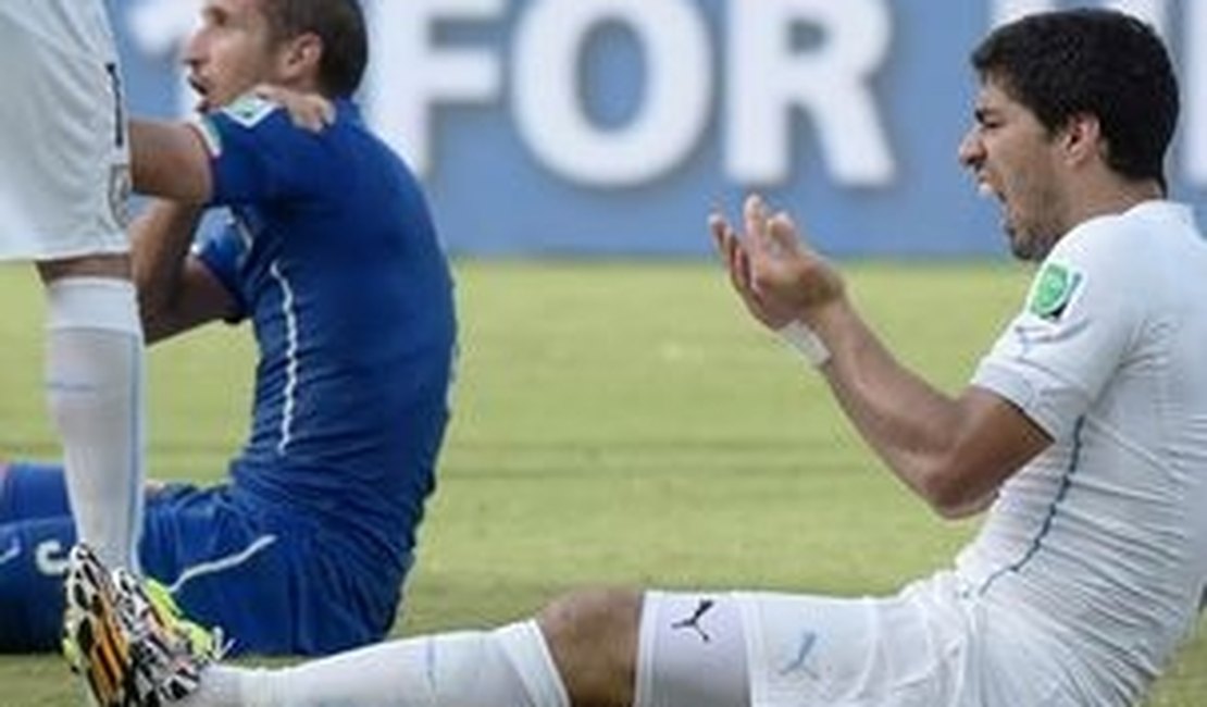 Fifa abre processo contra Suárez após mordida em zagueiro italiano