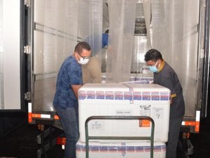 Alagoas recebe 104.550 doses de AstraZeneca e CoronaVac