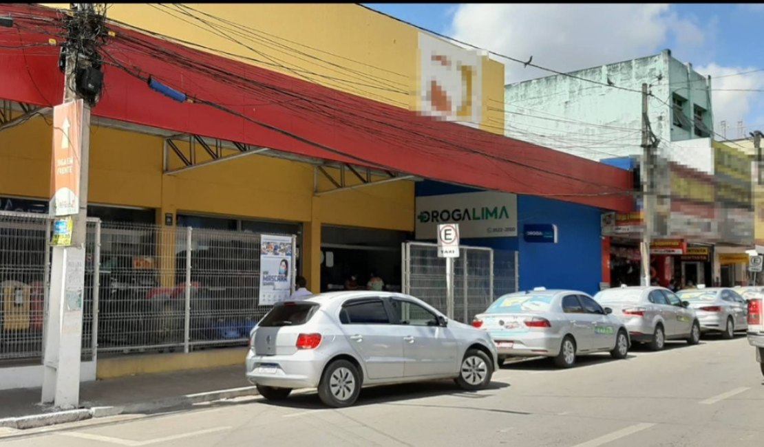 Homem é esfaqueado e entra em supermercado para tentar escapar em Arapiraca