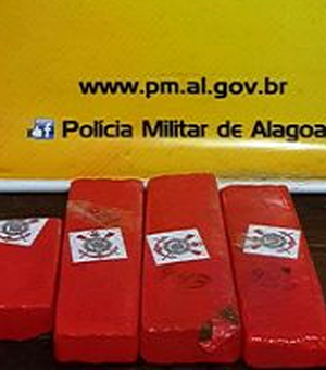 Jovem é preso e menor apreendido com quatro tabletes de maconha