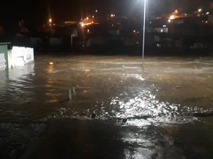 [Vídeo] Cheia de rio destrói casas e deixa famílias desabrigadas em Santana do Ipanema 