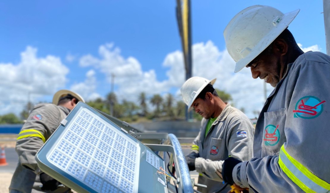 Do Jaraguá ao Pontal: Ilumina inicia instalação de 197 novos postes na Orla de Maceió