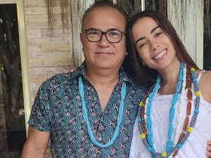 Pai de santo de Anitta se revolta com político e assume voto: 'Bolsonarista'