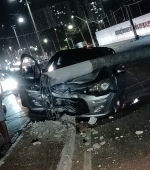 Carro colide com poste na Avenida Comendador Gustavo Paiva, em Jacarecica