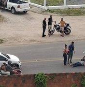 Mulher fica ferida após colisão entre carro e motocicleta no Santa Amélia