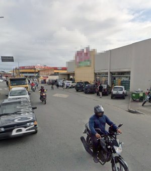 Jovem é baleado em tentativa de homicídio no Jacintinho e se abriga em supermercado para escapar