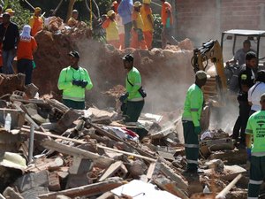 Sobe para 15 o número de mortos em deslizamento em Niterói