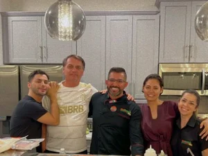 Michelle posta foto com Bolsonaro em confraternização com pizza nos EUA
