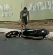 Motorista danifica moto de entregador e grupo de motociclistas vai até a casa em Maceió