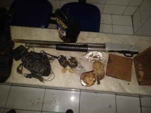 Arsenal de armas e drogas enterrado por traficantes é apreendido em Maceió 