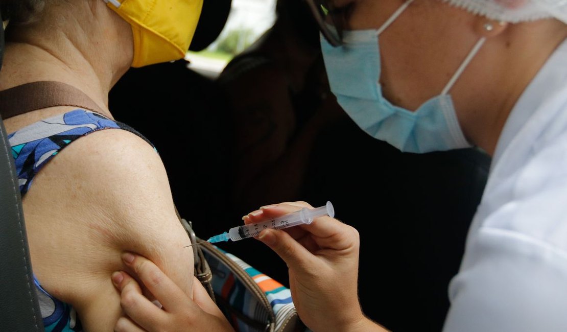 Saúde diz que distribuiu vacina para 100% dos idosos em asilos