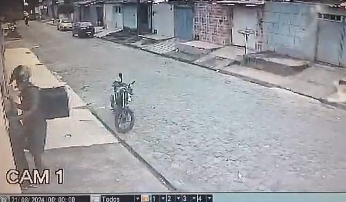 [Vídeo] Adolescente é roubado em plena luz do dia na porta de casa