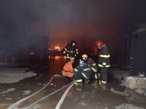 [Vídeo] Loja de móveis pega fogo no centro de Lagoa da Canoa, no Agreste de Alagoas