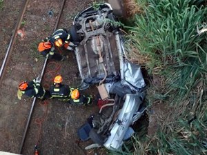 Casal de namorados morre após carro despencar em viaduto