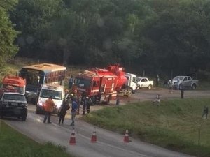 Batida de carro com ônibus em Sertãozinho (SP) mata 7 que voltavam de festa