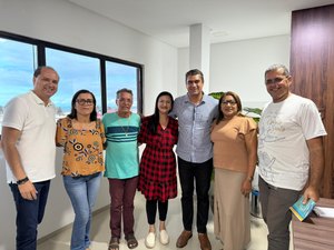 Prefeito concede reajuste salarial de 7% para professores da rede municipal de Maragogi