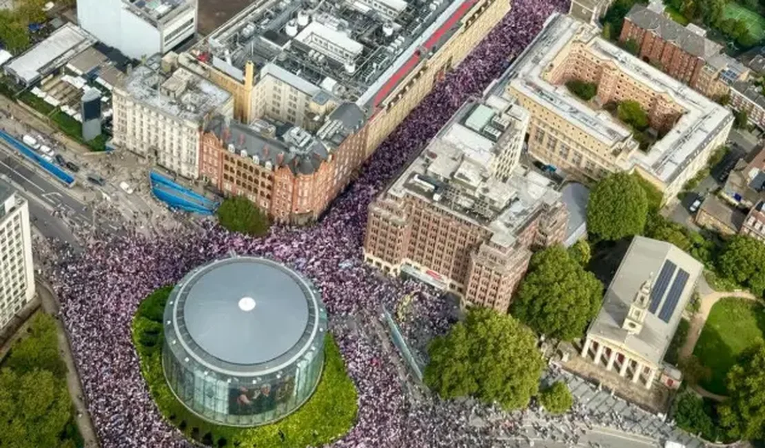 Mais de 100 mil pessoas participam de protesto em Londres convocado por ativista de extrema direita
