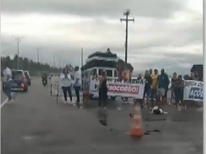 Moradores do Pontal fecham Avenida Assis Chateaubriand exigindo melhorias no bairro