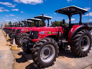Arapiraca recebe 15 tratores para o fortalecimento da agricultura familiar