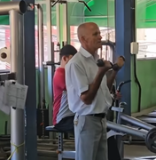 Idoso viraliza nas redes sociais ao mostrar evolução na musculação
