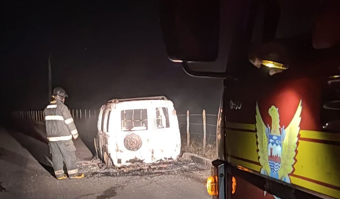 [Vídeo] Veículo incendeia na zona rural de Jacuípe