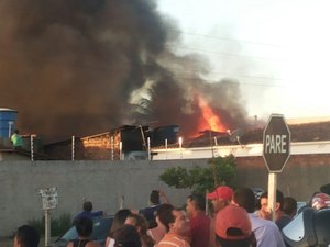 Incêndio destrói depósito de confecções e atinge casas