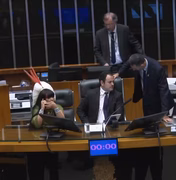 Após ocupar mesa diretora da Câmara dos Deputados, Glauber Braga é retirado à força