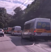 [Vídeo] Em protesto, transportadores escolares pedem ajuda do Governo