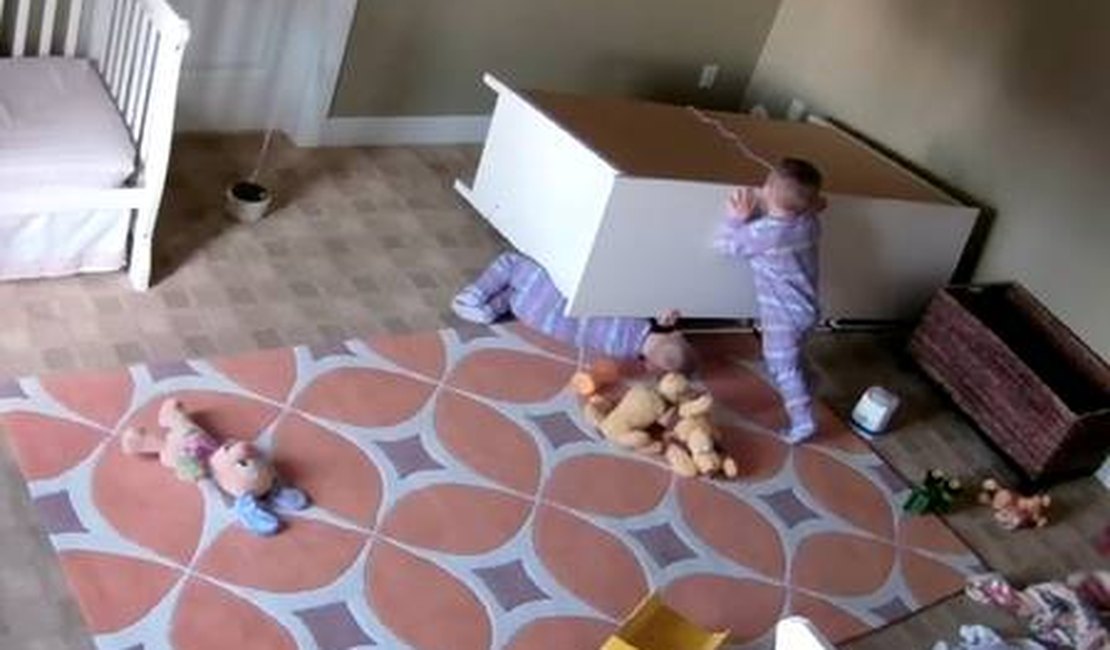 [Vídeo] Bebê de dois anos salva irmão gêmeo que estava preso debaixo de uma cômoda