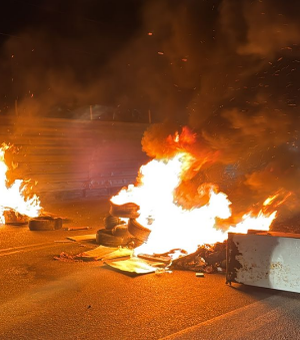 Moradores bloqueiam AL-101 Norte em protesto por falta de água em Riacho Doce