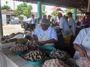 Comerciantes comemoram anúncio da entrega do Centro Pesqueiro