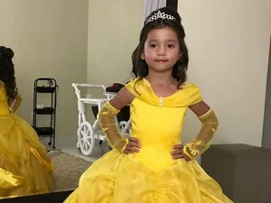 Menina que emocionou internautas ao ganhar fatia de bolo do pai no aniversário ganha festa 