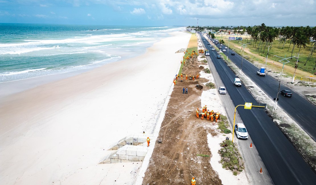 Parque linear do Pontal da Barra recebe aplicação de grama