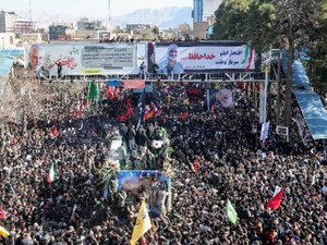 Tumulto deixa mais de trinta mortos durante funeral de Soleimani no Irã