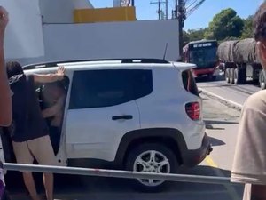 Motociclista espanca homem durante confusão no bairro Farol, em Maceió