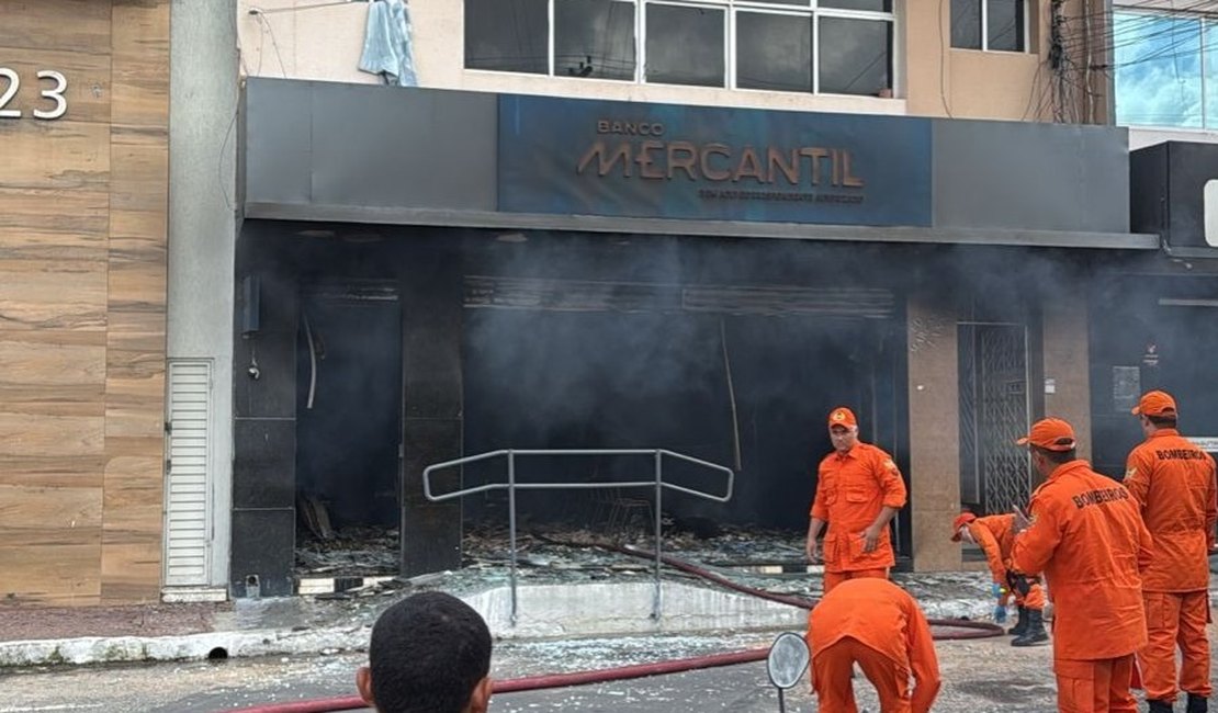 [Vídeo] Homem ateia fogo em banco de empréstimo e foge em Arapiraca; bombeiros controlam chamas