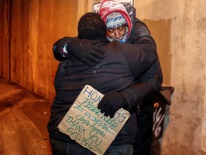 Anônimo paga hotel para 70 desabrigados não ficarem no frio