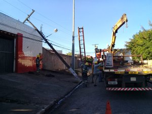 [Vídeo] Caminhão derruba poste e deixa trecho sem energia em Arapiraca