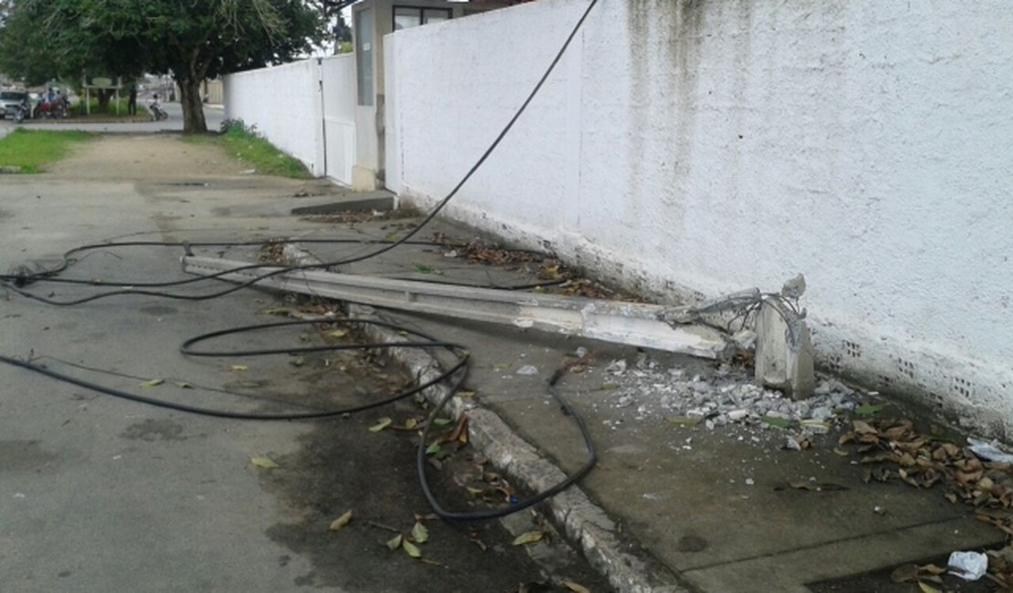 Carreta atinge fiação elétrica e derruba poste no bairro Jardim Tropical