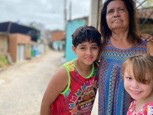 População comemora nova iluminação em ruas do Jacintinho