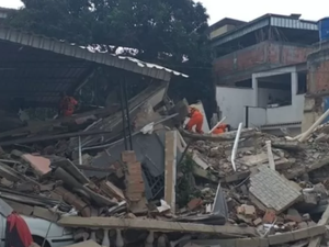 Jovem morre em desabamento de prédio em Nilópolis (RJ); três são resgatados