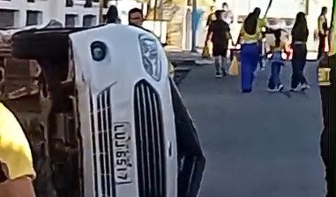 Grave acidente deixa veículo capotado e compromete trânsito no Jaraguá, em Maceió