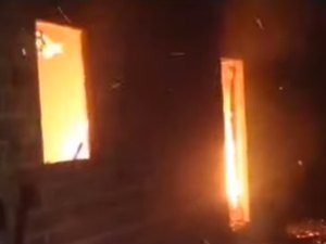 [Vídeo] Casa de suspeito de homicídio é incendiada por populares em Arapiraca