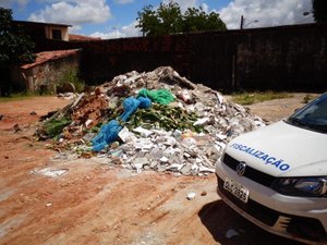 Empresa é multada por jogar restos de construção em terreno no Ouro Preto