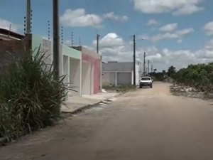 [Vídeo] Matagal e falta de segurança provocam reclamações entre moradores de loteamentos em Arapiraca