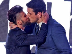 Bruno Gagliasso causa ao publicar foto beijando a boca de outro homem