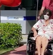 [Vídeo] Covid-19: Dona Maria do Cartório recebe alta de hospital com homenagem da família