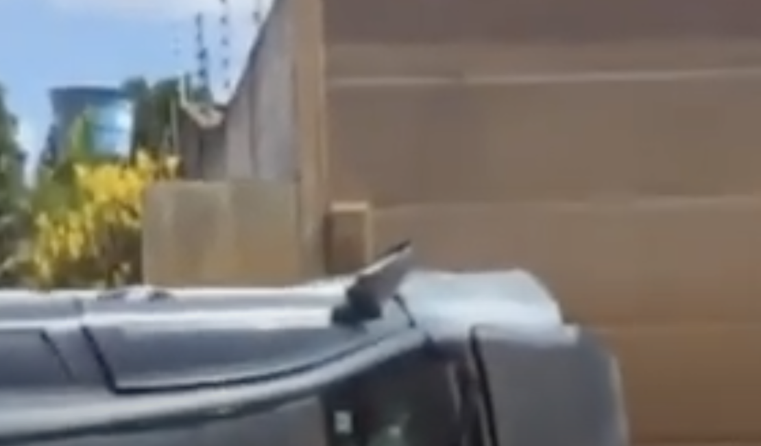 [Vídeo] Idoso morre esmagado após capotar veículo que conduzia na zona rural de Arapiraca
